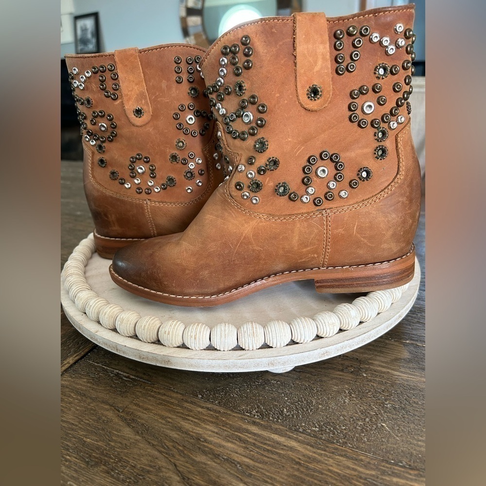 Short Cowboy Boots Women’s Size 6 By ZiGi Girl Leather Detailed Distressed … - Picture 3 of 11
